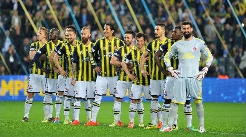 Fenerbah&ccedil;eli Futbolculardan Şampiyonluk Pozu