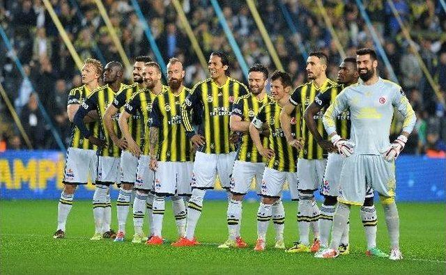 Fenerbahçeli Futbolculardan Şampiyonluk Pozu