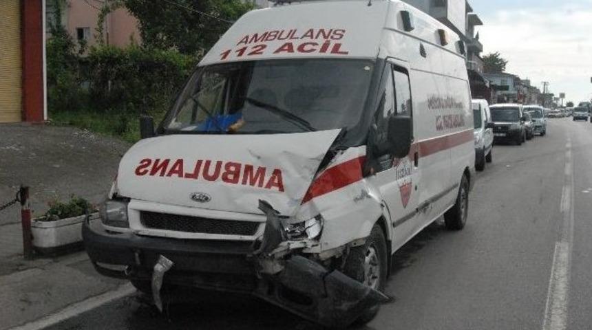 Ambulans İle Otomobil &Ccedil;arpıştı: 4 Yaralı