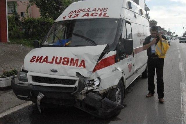 Ambulans İle Otomobil Çarpıştı: 4 Yaralı