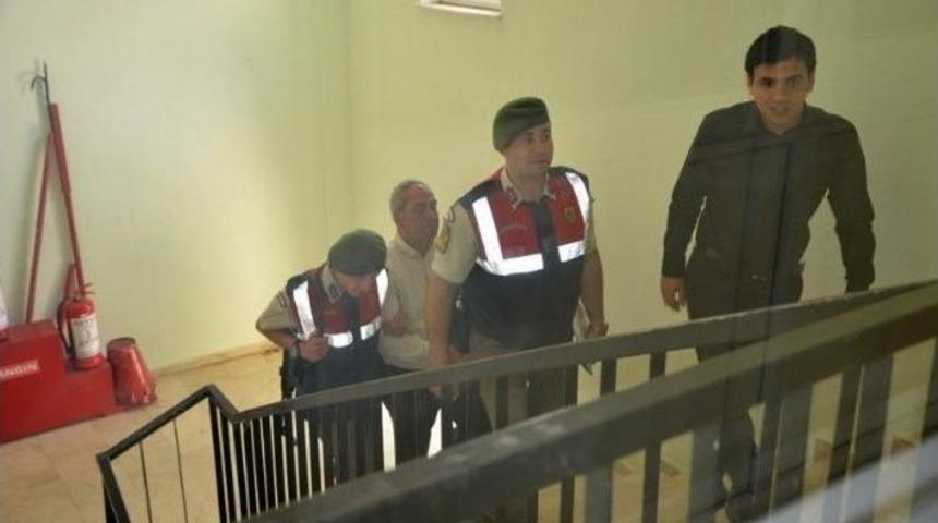 Camilerden Halı &Ccedil;alan Hırsız Yakayı Ele Verdi