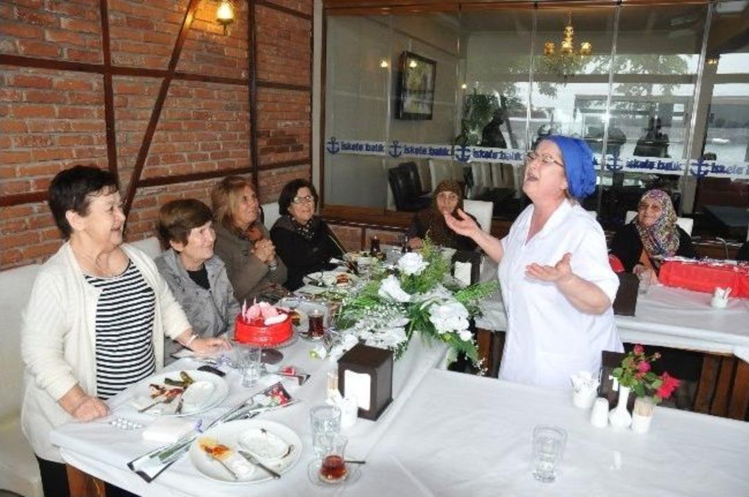 Huzurevi Sakinlerine Buruk Anneler G&uuml;n&uuml; Kutlaması