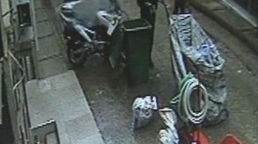 2 Suriyeli Pet Shop'taki Kuşu &Ccedil;aldı, B&ouml;yle Ka&ccedil;tı