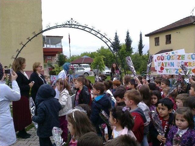 Minik Öğrenciler Okullarını Yaptıran Şükran Öney’in Anneler Günün Kutladı