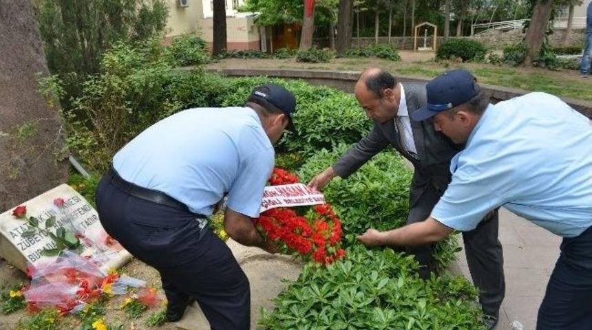 Z&uuml;beyde Hanımın Kabrine &Ccedil;elenk