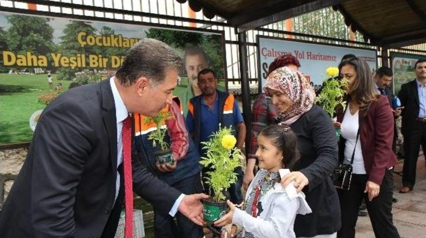 Başkan Tuna&rsquo;dan Annelere 65 Bin &Ccedil;i&ccedil;ek