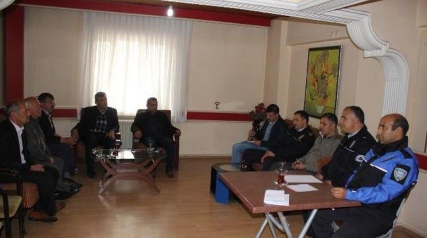 İl&ccedil;e Emniyet M&uuml;d&uuml;r&uuml; Ağlamaz, Muhtarlarla Bir Araya Geldi