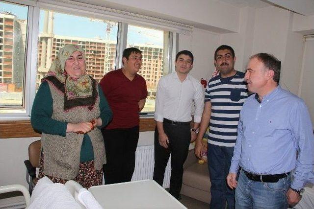 &lsquo;g&uuml;ls&uuml;m Ana&rsquo;ya Oğullarından &ldquo;anneler G&uuml;n&uuml;&rdquo; Ziyareti 1