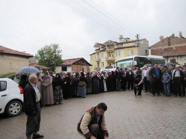 Hisarcık&rsquo;ta 27 Kişilik Umre Kafilesi Dualarla Uğurlandı 1