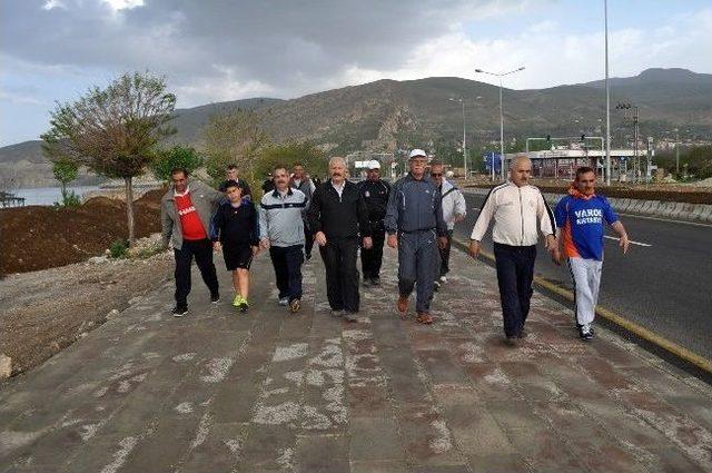 Adilcevaz'da Sağlıklı Yaşam Yürüyüşü Düzenlendi