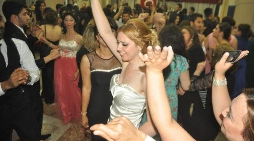 Anamur Meslek Y&uuml;ksek Okulu &Ouml;ğrencilerinden Mezuniyet Balosu