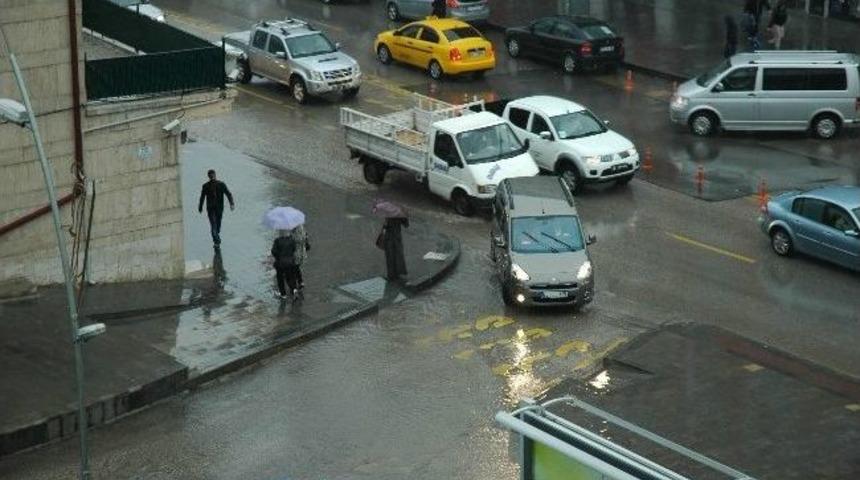 Erzurum&rsquo;da Sağanak Yağış Hayatı Durma Noktasına Getirdi