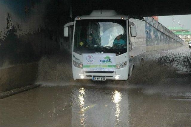 Erzurum’da Sağanak Yağış Hayatı Durma Noktasına Getirdi