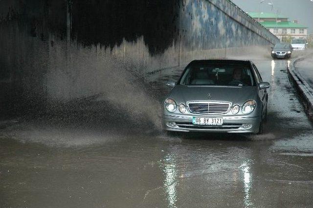 Erzurum’da Sağanak Yağış Hayatı Durma Noktasına Getirdi