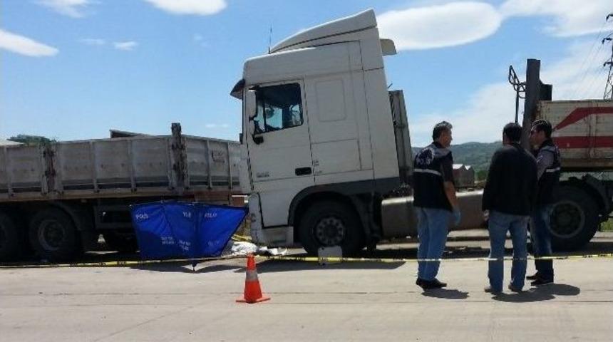 2 Tır Arasında Sıkışarak Can Verdi