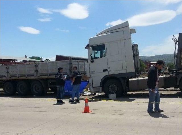 2 Tır Arasında Sıkışarak Can Verdi 1