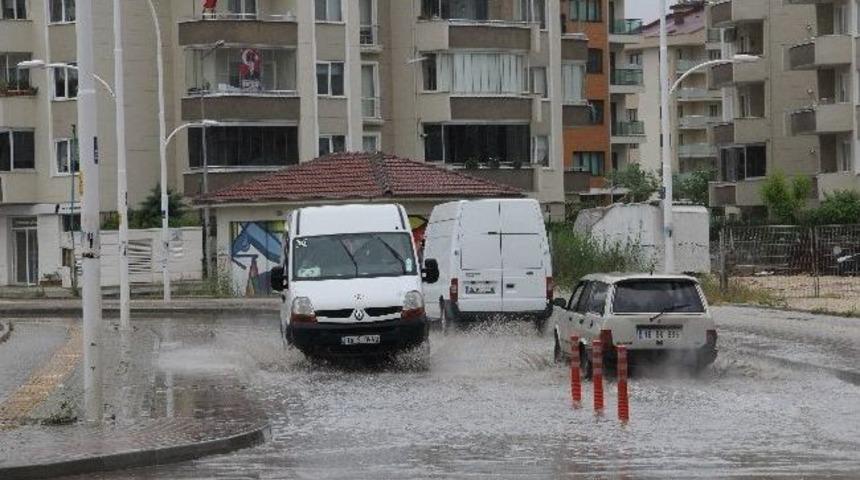Nil&uuml;fer'de Su Baskınları Vatandaşı Bezdirdi