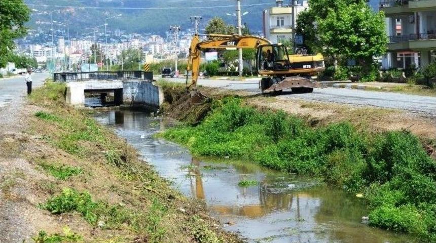 Anamur'da Belediye Kanalları Temizliyor