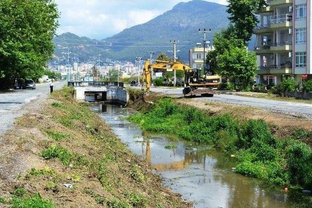 Anamur'da Belediye Kanalları Temizliyor