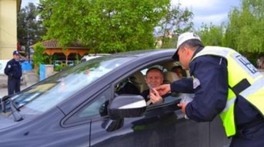 Trafik Polisleri S&uuml;r&uuml;c&uuml;lere Broş&uuml;r ve Ara&ccedil; Kokusu Dağıttı
