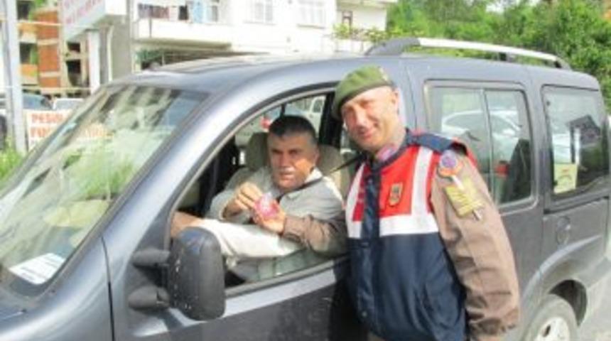 Jandarma trafik timleri s&uuml;r&uuml;c&uuml;lere hediye dağıttı
