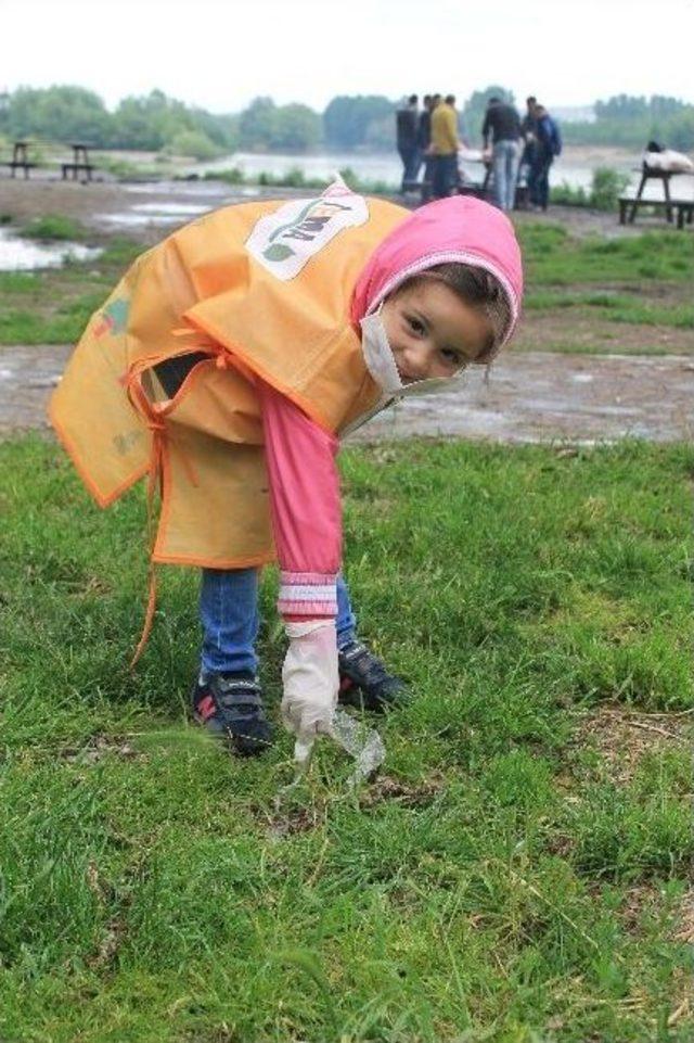 Çevre Kirliliğine Çöp Toplayıp Dikkat Çektiler