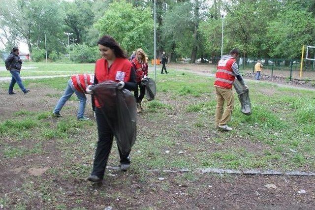 Çevre Kirliliğine Çöp Toplayıp Dikkat Çektiler