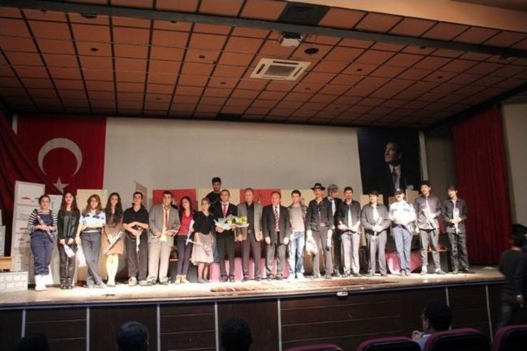 "naaşı Muhteremler" Tiyatrosu İlgi İle İzlendi