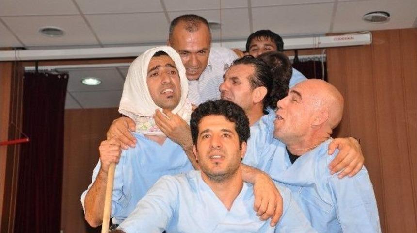 Derik'te 'deliriyoruz' Adlı Oyun Sahnelendi