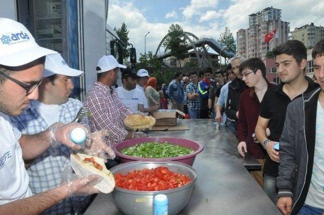 Fakültede Hamsi-balık Şenliği’nde 2 Ton Hamsi Tüketildi