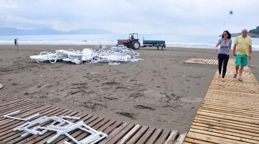 Sarıgerme'de Hortum Hasara Yol A&ccedil;tı