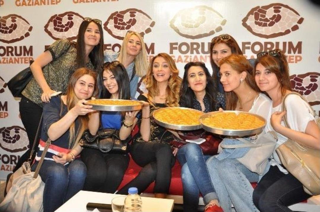 &Ouml;zge Ulusoy&rsquo;a Gaziantepli Annelerden 3 Tepsi Baklava İkramı