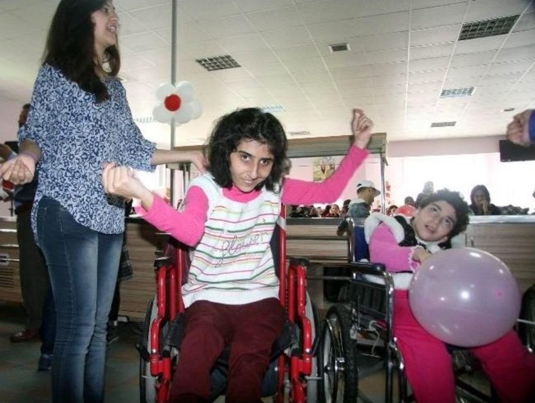 Down Sendromlu &Ccedil;ocuklar, Annelerinin G&uuml;n&uuml;n&uuml; Şarkılar S&ouml;yleyerek Kutladı