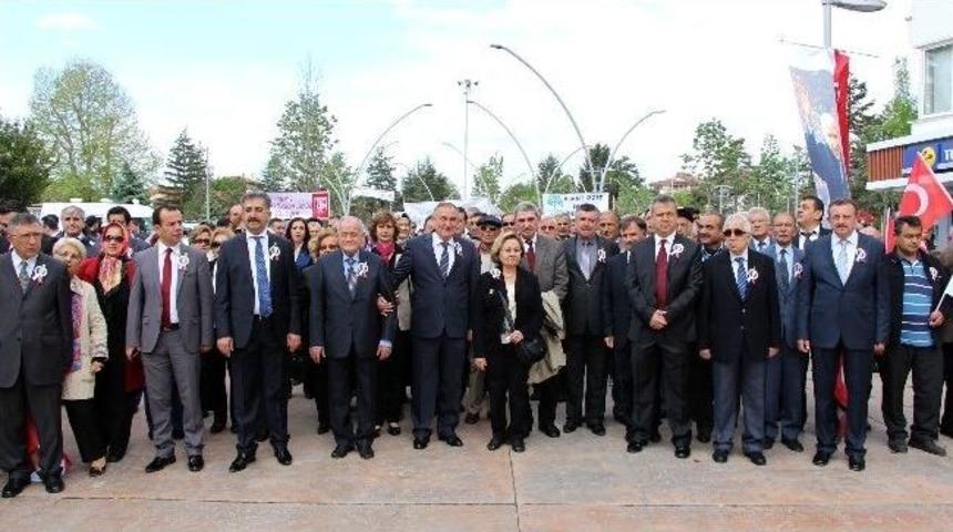 Binlerce Kişi İzzet Baysal İ&ccedil;in Y&uuml;r&uuml;d&uuml;