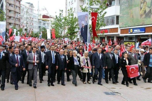 Binlerce Kişi İzzet Baysal İ&ccedil;in Y&uuml;r&uuml;d&uuml; 1