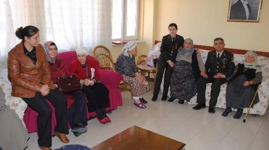 Yozgat&rsquo;ta Jandarma Huzur Evinde Kalan Yaşlıları Ziyaret Ederek Anneler G&uuml;n&uuml;&rsquo;n&uuml; Kutladı