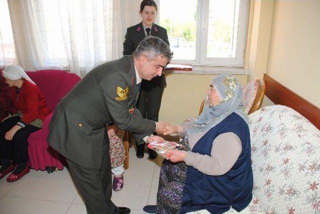 Yozgat’ta Jandarma Huzur Evinde Kalan Yaşlıları Ziyaret Ederek Anneler Günü’nü Kutladı