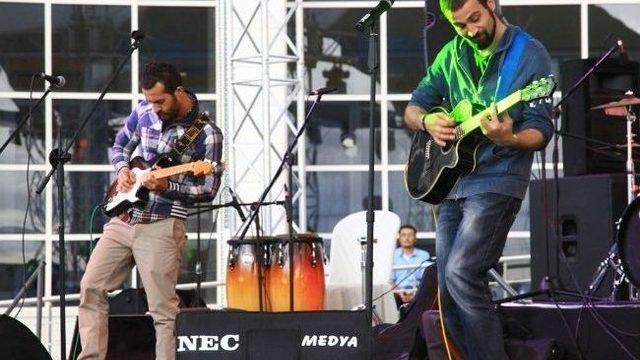 Asü'de Şenlik Umutzen Konseriyle Sona Erdi