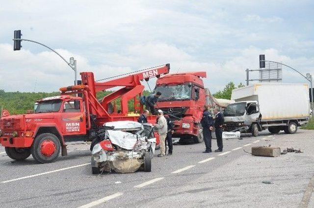 Kocaeli’de Zincirleme Trafik Kazası: 2 Yaralı