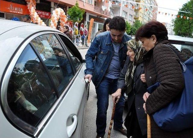 Lüks Otomobiller Anneler İçin Süslendi