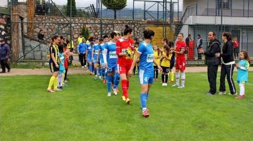 Konak Belediyespor Bayan Futbol Takımı Namağlup Şampiyon