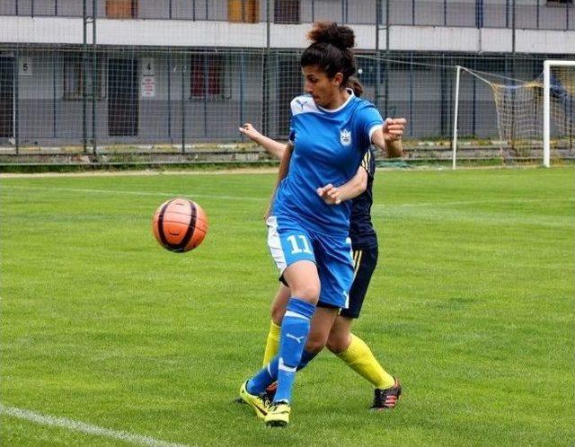 Konak Belediyespor Bayan Futbol Takımı Namağlup Şampiyon