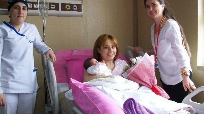 &ldquo;anneler G&uuml;n&uuml;&rdquo;nde Annelik Heyecanı Yaşayan Kadınlara Hastaneden &Ccedil;i&ccedil;ek Buketi