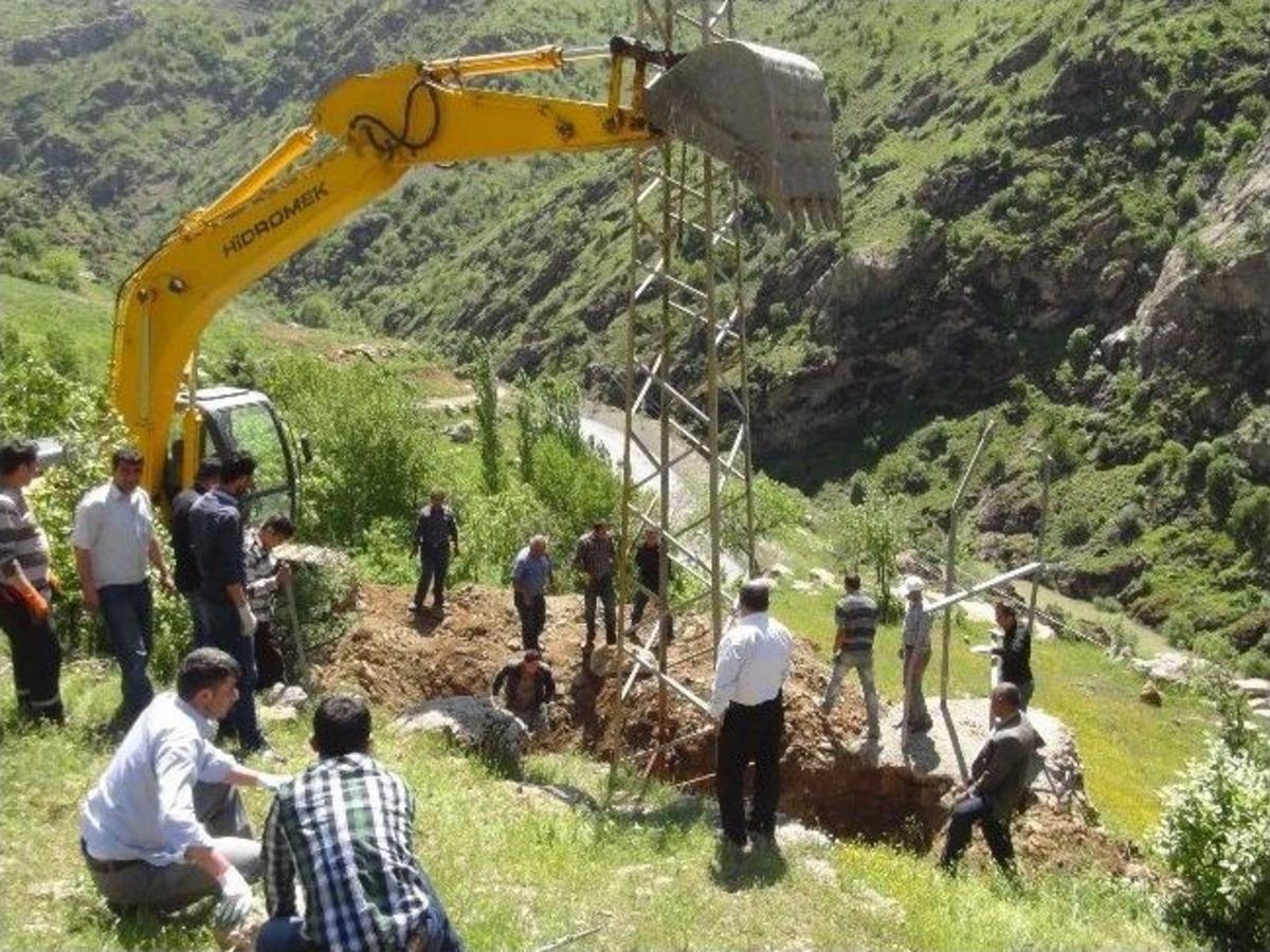 Şemdinli&rsquo;de Devrilen Elektrik Direkleri Onarılıyor