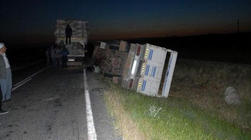 Saman Y&uuml;kl&uuml; Kamyonet Devrildi: 1 Yaralı