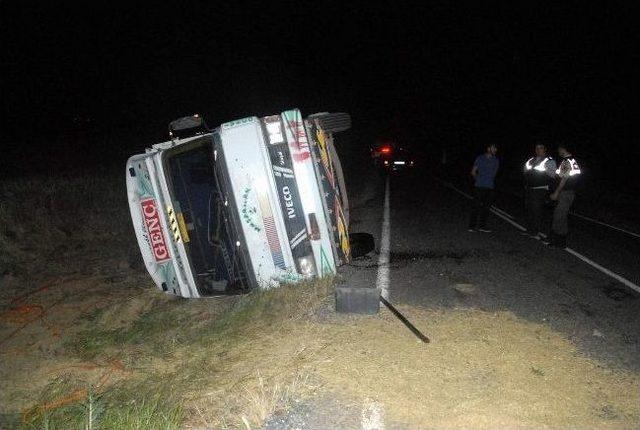 Saman Y&uuml;kl&uuml; Kamyonet Devrildi: 1 Yaralı 1