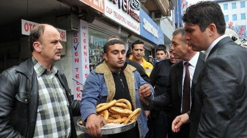Bakkal Borcu İ&ccedil;in İntihara Kalkışan Simit&ccedil;iyi Valinin Korumaları İkna Etti