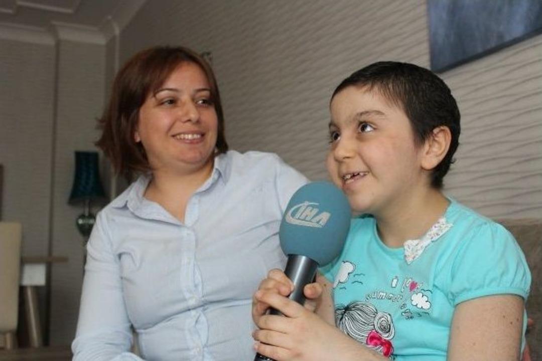 (&ouml;zel Haber) En G&uuml;zel Anneler G&uuml;n&uuml; Hediyesi Melis&rsquo;in Dudaklarından D&ouml;k&uuml;ld&uuml;