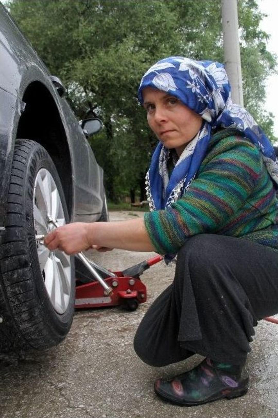 (&ouml;zel Haber) 2 &Ccedil;ocuğunu Lastik Tamir Ederek B&uuml;y&uuml;tt&uuml;