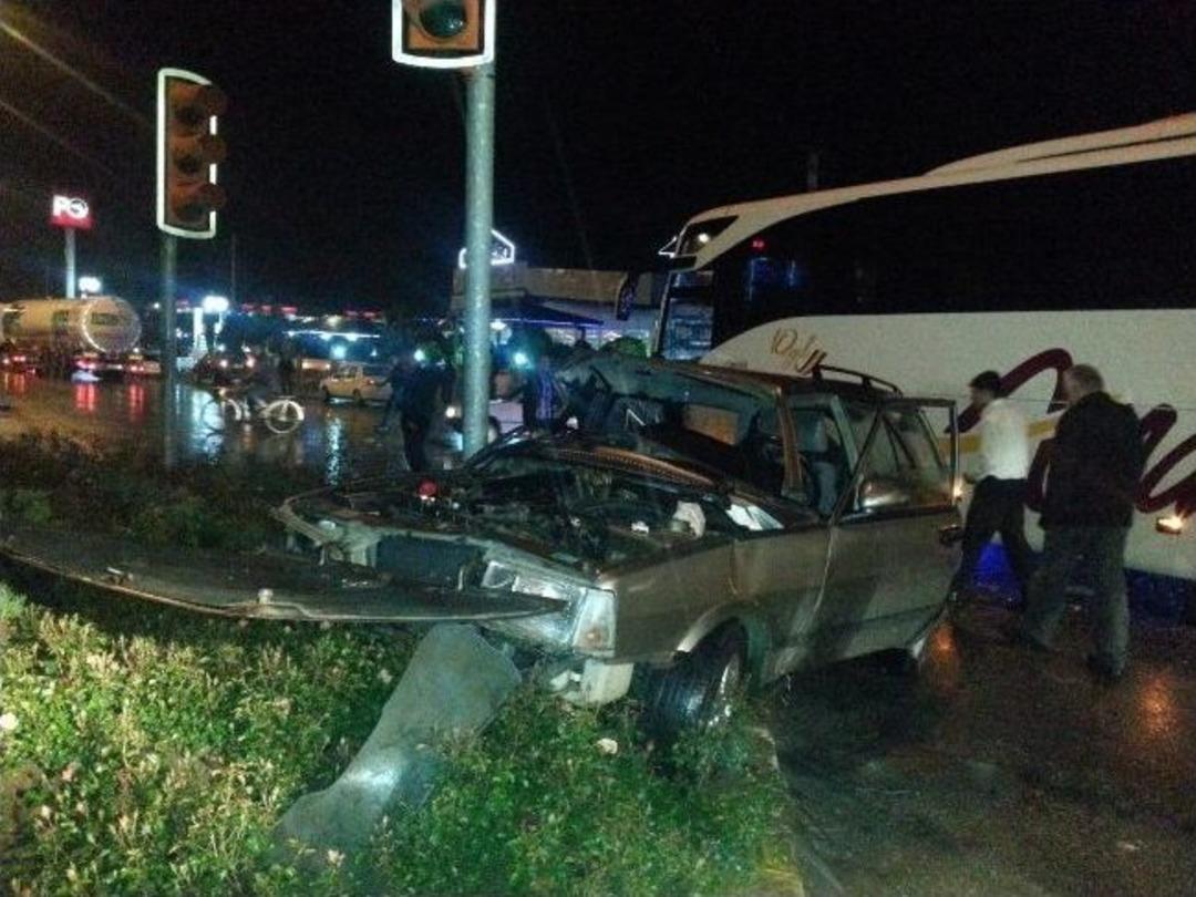 Otob&uuml;s İle Otomobil &Ccedil;arpıştı: 1 Yaralı